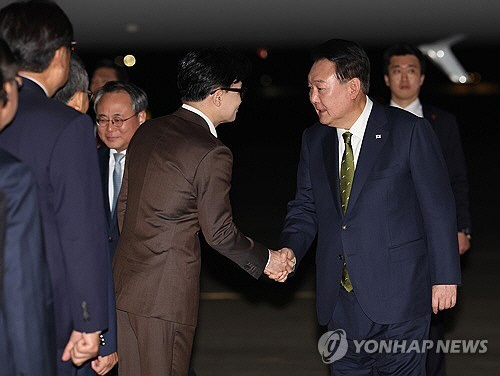 윤석열 대통령이 지난 11일 성남 서울공항에서 필리핀, 싱가포르 국빈 방문 및 라오스 아세안 정상회의를 마치고 귀국하며 마중 나온 한동훈 국민의힘 대표와 악수하고 있다.   [연합뉴스]